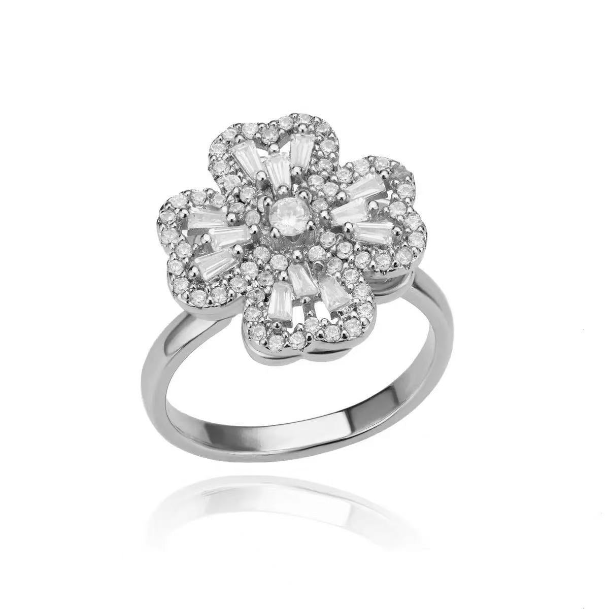 Clover Spinner Ring